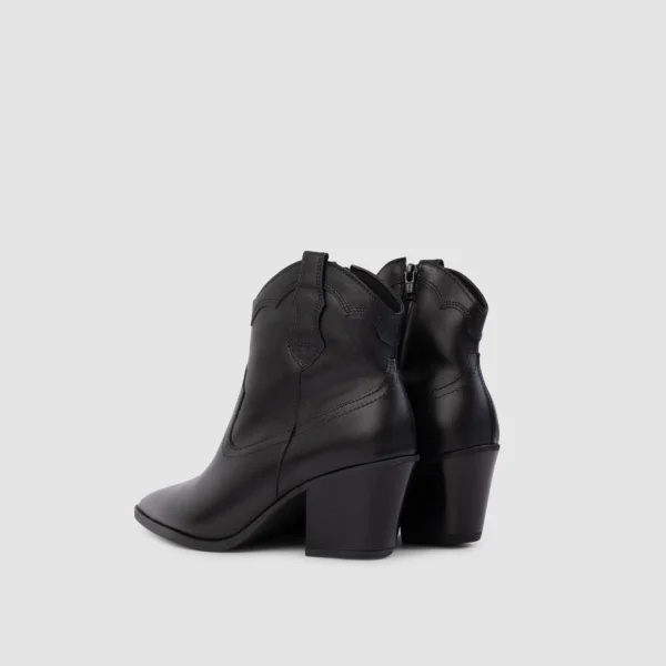 Bottines Rio en cuir noir pour femme, design intemporel et respect de l’environnement, Poema Paris.