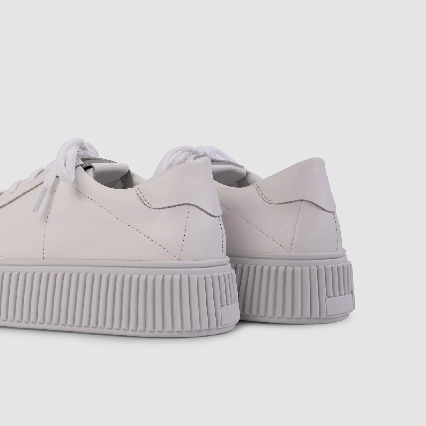 Vue arrière et latérale des Baskets Tokyo en cuir blanc de Poema Paris, alliant style et confort.