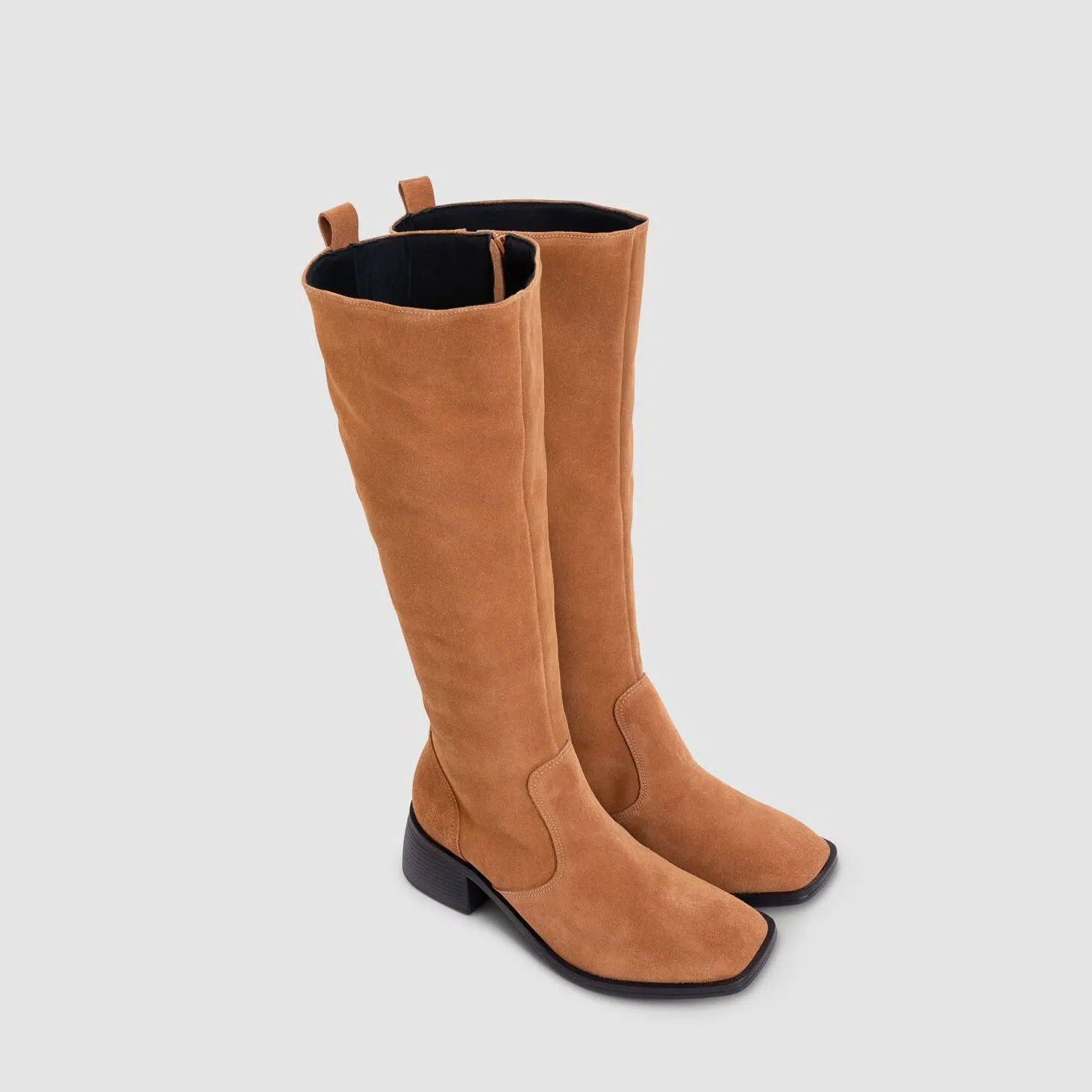 Bottes Paris en suède camel, vue semi-frontale avec design élégant et cuir durable, chaussures femme éco-responsables de Poema Paris.