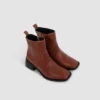 Vue angulaire des Bottines Naples en cuir cognac de Poema Paris, mettant en valeur leur design chic et leurs finitions soignées.