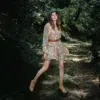 Modèle Poema Paris en forêt, posant avec les bottines Texas Colorado en cuir suédé sable, mettant en avant leur confort et leur style chic.